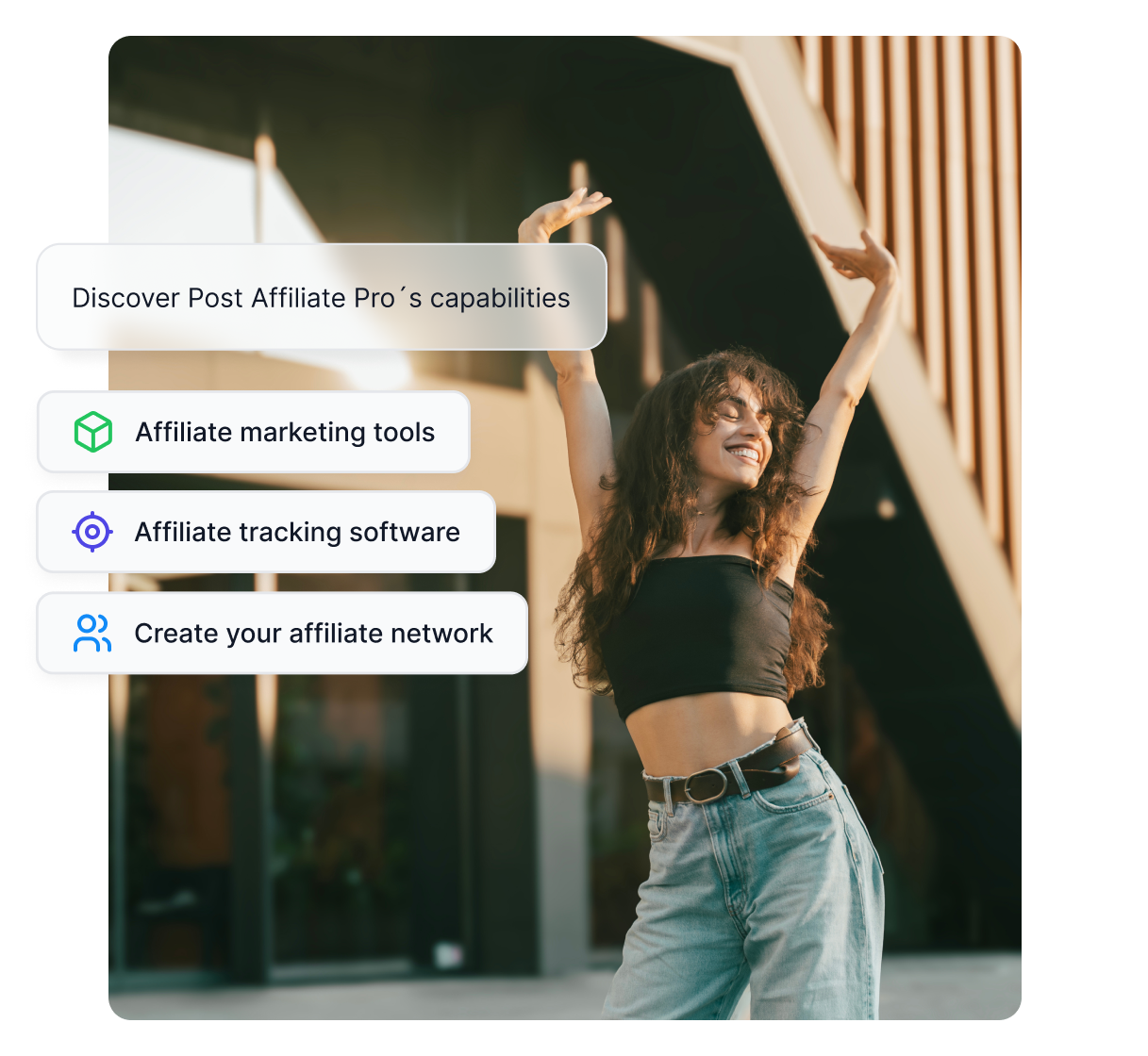 Egy boldog nő képe felemelt kezekkel, és felugró szövegek, amelyek a Post Affiliate Pro képességeit mutatják be.
