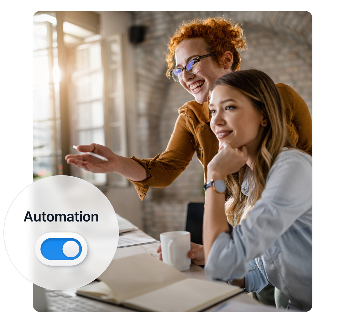 Egy nő telefonál egy stock fotón, mellette egy egyszerű illusztráció mutatja, hogyan működik a Post Affiliate Pro, valamint több díjjelvény.